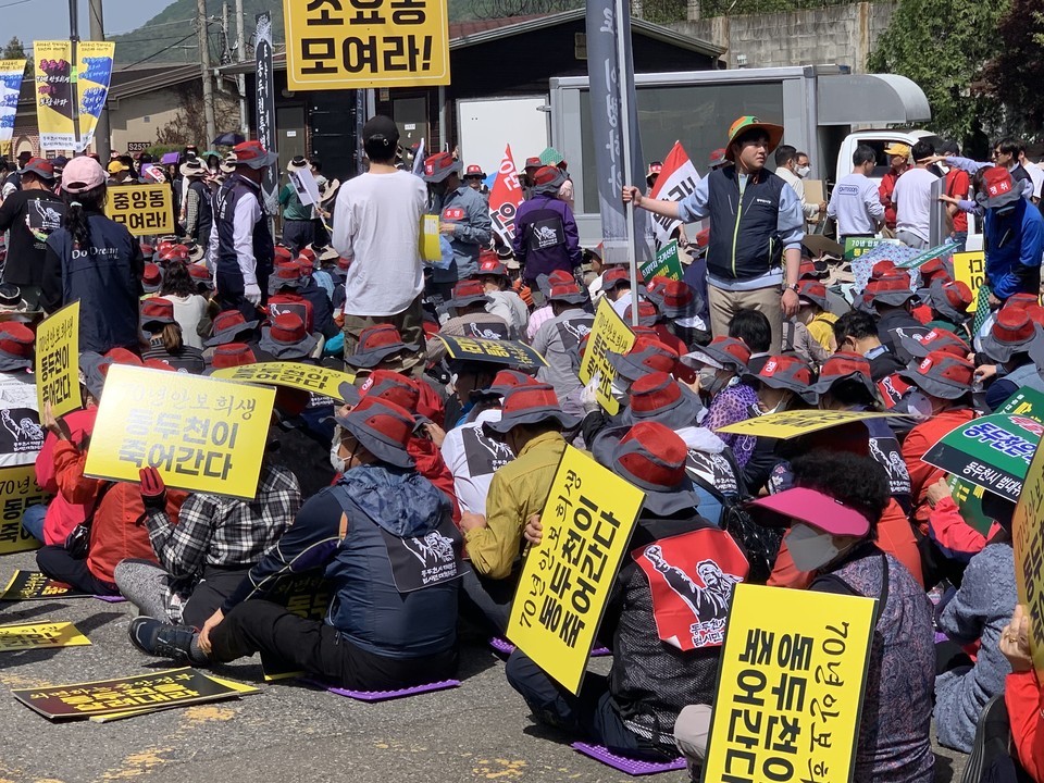동두천시 지역발전 범시민대책위원회 18일 오후 2시30분께 보산동 미군부대 정문 앞에서 박형덕 동두천시장, 김성원 국회의원, 심우현 동두천시 지역발전 범시민대책위원장을 비롯한 사회단체와 시민 2000여 명이 집결해 동두천을 위한 대책을 마련하라며 대정부궐기대회를 개최했다. (사진=오기춘 기자)