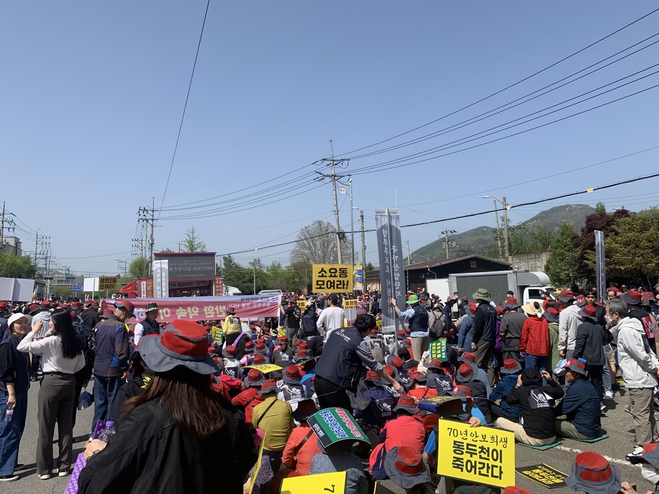 동두천시 지역발전 범시민대책위원회 18일 오후 2시30분께 보산동 미군부대 정문 앞에서 박형덕 동두천시장, 김성원 국회의원, 심우현 동두천시 지역발전 범시민대책위원장을 비롯한 사회단체와 시민 2000여 명이 집결해 동두천을 위한 대책을 마련하라며 대정부궐기대회를 개최했다. (사진=오기춘 기자)