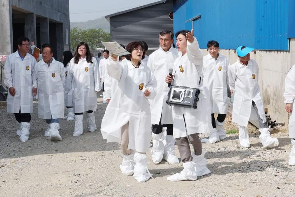 김보라 안성시장이 20일 냄새걱정 없는 ‘안성맞춤형 무창돈사’ 준공식에 참석해 그동안 안성시 축산정책을 믿고 기다려준 축산농가와 시민께 감사인사를 전했다. (사진=김보라 안성시장 페이스북)