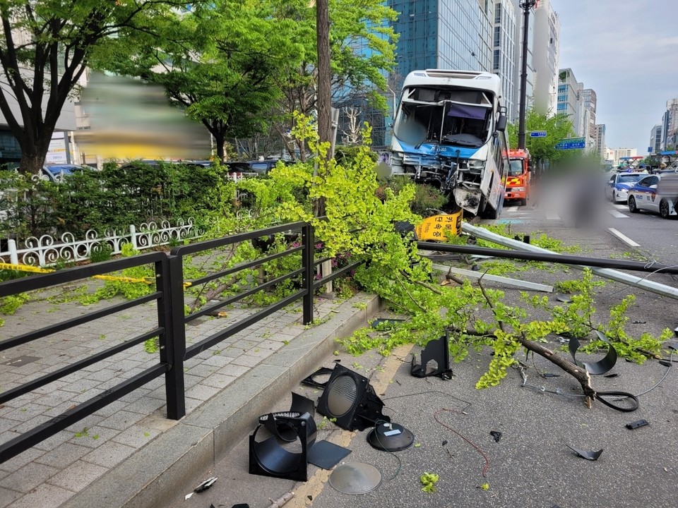 22일 오전 7시 32분께 고양시 일산동구 장항동의 한 도로를 운행 중이던 시내버스가 인도 경계석을 넘어 신호등과 가로등을 들이받는 사고가 났다. 사진은 사고 현장. (사진제공=경기도북부소방재난본부)