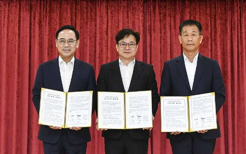 김병수 시장이 이용배 현대로템 사장과 이용주 김포골드라인SRS㈜ 대표이사와 김포골드라인 운영 및 유지관리 민간위탁 협약 체결 뒤, 기념사진을 촬영하고 있다. (사진제공=김포시청)