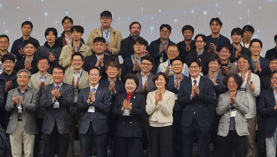 경기도의회 경제노동위원회 남경순 부의장이 한국양자정보학회 주최로 부산항국제전시컨벤션센터(BPEX)에서 개최되는 2024년 한국양자정보학회 정기학술대회에 관계자들과 함께 참석했다. (사진제공=경기도의회)