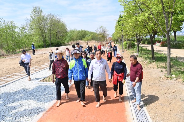 대한민국 대표 랜드마크로 떠오른 미사 한강 모랫길 4.9㎞ 구간과 연계되는 황톳길이 추가로 조성되면서 전국 최고 수준의 명품 맨발 걷기길에 화룡정점을 찍었다. (사진제공=하남시청)
