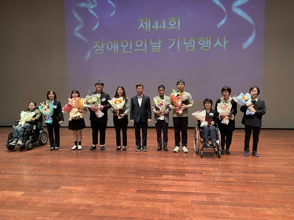 성남시는 23일 시청 온누리 홀에서 ‘제44회 장애인의 날’ 기념식을 개최했다. (사진=장은기 기자)