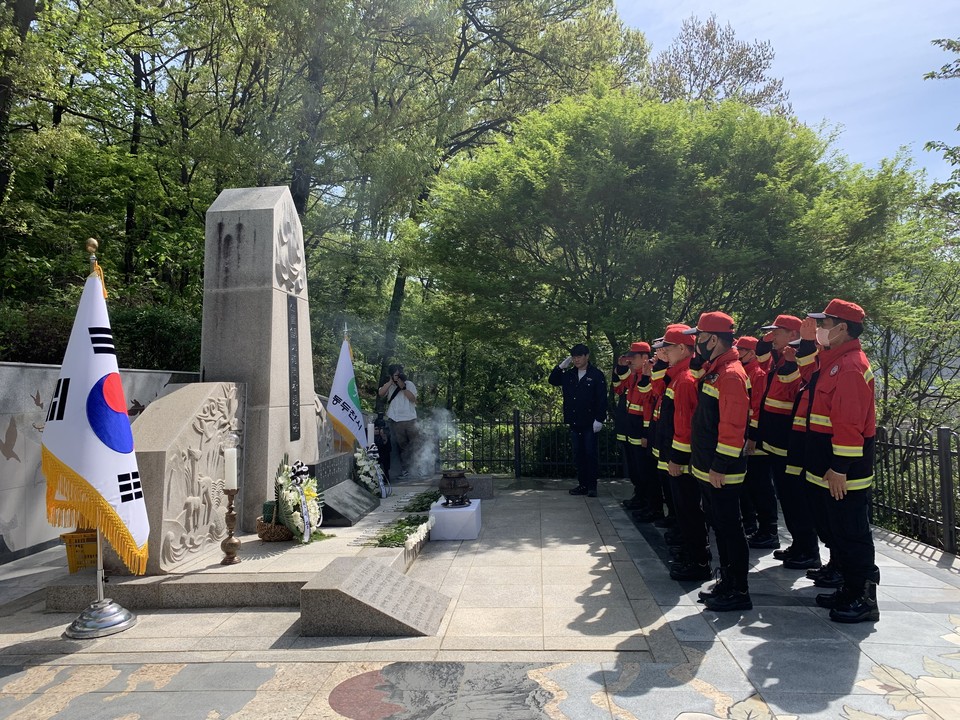 산불진화 중 순직한 7명 중 4명은 호국원에 나머지 3명은 아직도 동두천시 추도탑에 모셔져 있는 것으로 알려졌다. 이유는 정확히 알려지지 않았지만, 국가를 위해 희생한 사람들에 대한 예우가 너무 부족한 것 아니냐는 지적이 나온다. 사진은 23일 오전 10시 열린 동두천시 추도 행사. (사진=오기춘 기자)