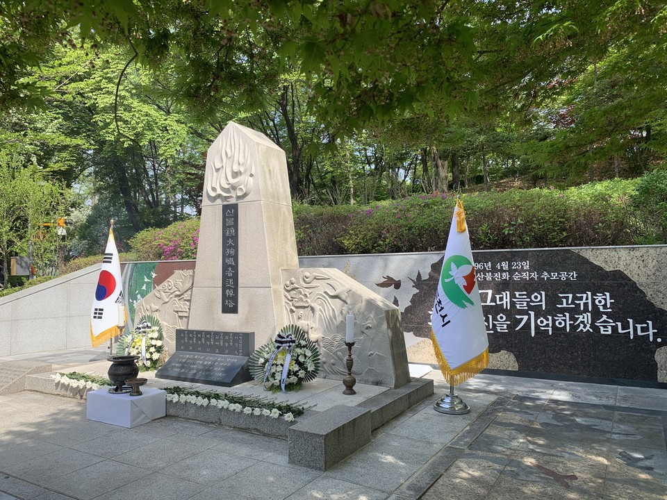 산불진화 중 순직한 7명 중 4명은 호국원에 나머지 3명은 아직도 동두천시 추도탑에 모셔져 있는 것으로 알려졌다. 이유는 정확히 알려지지 않았지만, 국가를 위해 희생한 사람들에 대한 예우가 너무 부족한 것 아니냐는 지적이 나온다. 사진은 23일 오전 10시 열린 동두천시 추도 행사. (사진=오기춘 기자)
