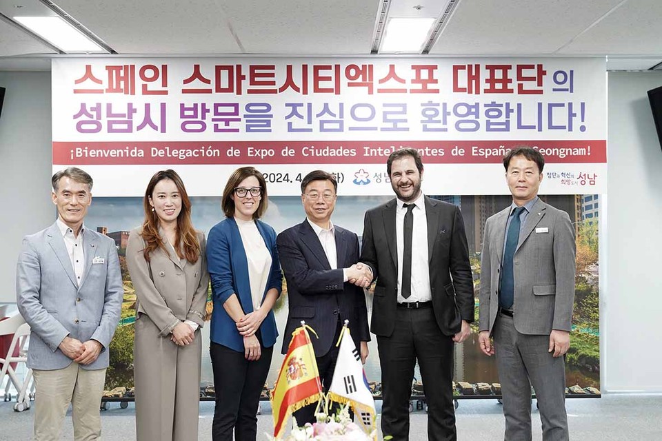 신상진 성남시장은 23일 성남시청을 방문한 ‘2024 스페인 스마트시티 엑스포 월드 콩그레스’ 주최사인 피라 바르셀로나 우고 발렌티 사장으로부터 올해 스마트시티 엑스포 연사로 공식 초청을 받았다고 밝혔다. (사진제공=성남시청)