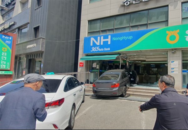 23일 오전 11시10분께 70대 A씨가 몰던 BMW 차량이 용인시 처인구의 용인농협 건물로 돌진하는 사고가 났다. 사진은 사고 현장. (사진제공=경기도소방재난본부)