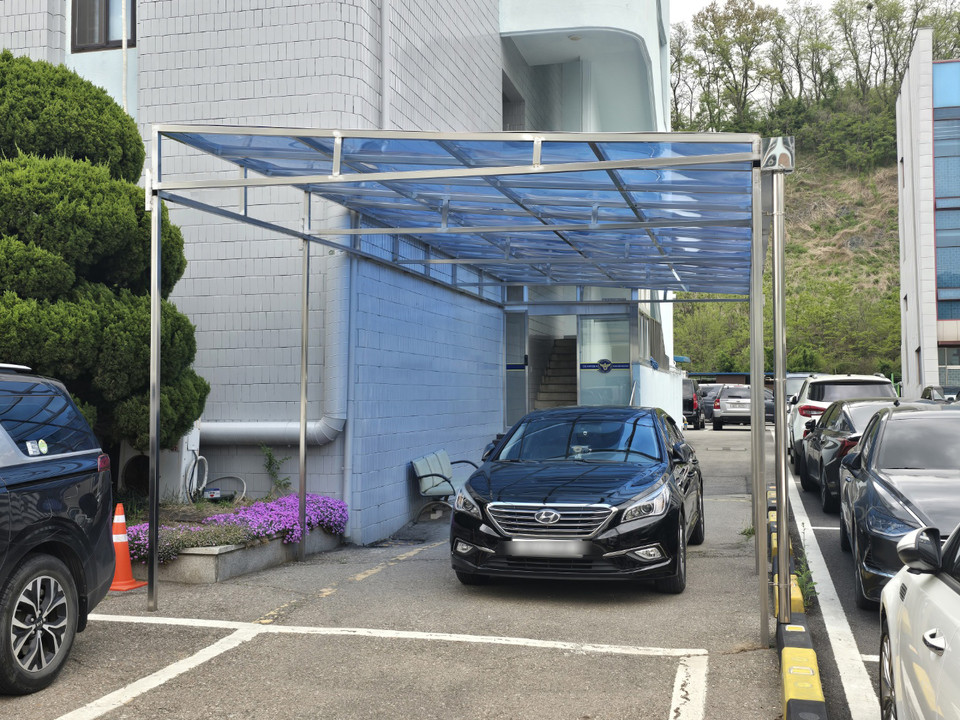 인천 서부경찰서가 수년간 불법으로 건축물을 설치･사용하고 있다는 민원이 접수돼 관할구청인 서구청이 확인작업에 나섰다. 최근에는　경찰서　간부 전용 주차장으로 보이는 미허가 건축물까지 설치된 것으로　알려졌다. (사진=이복수 기자)