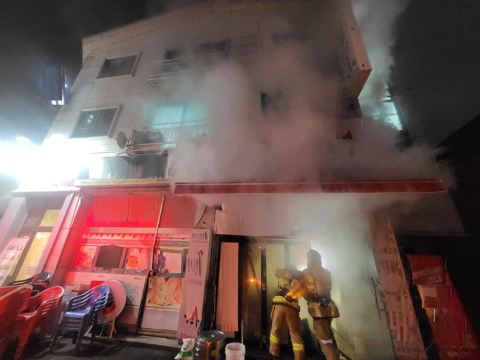 25일 오전 4시55분께 부천시 원미구 상동의 3층짜리 복합상가 1층 정육점에서 불이 나 정육점 내부와 집기류 등을 태우고, 신고를 받고 출동한 소방당국에 의해 약 19분 만인 오전 5시14분께 꺼졌다. 사진은 화재 현장. (사진제공=경기도소방재난본부)