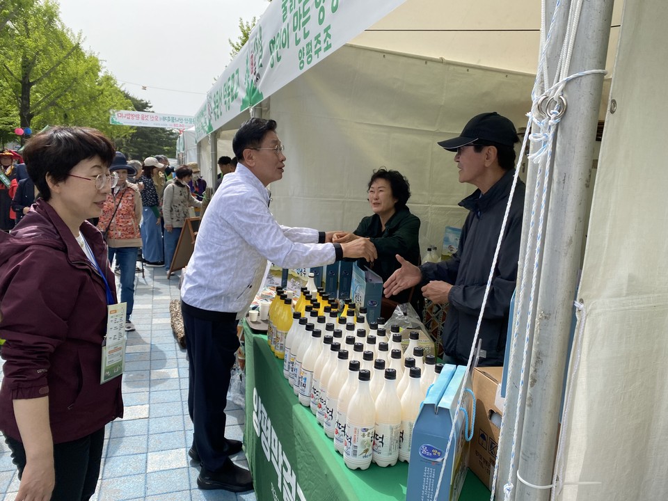 26일 오전 10시께 ‘제14회 용문산 산나물 축제’ 개회식에 앞서 전진선 양평군수가 각 부스를 돌며 상인들과 인사를 나누고 있다. 일찍 축제장을 찾은 관광객들도 행사장 곳곳을 둘러보고 있다. (사진=장은기 기자)