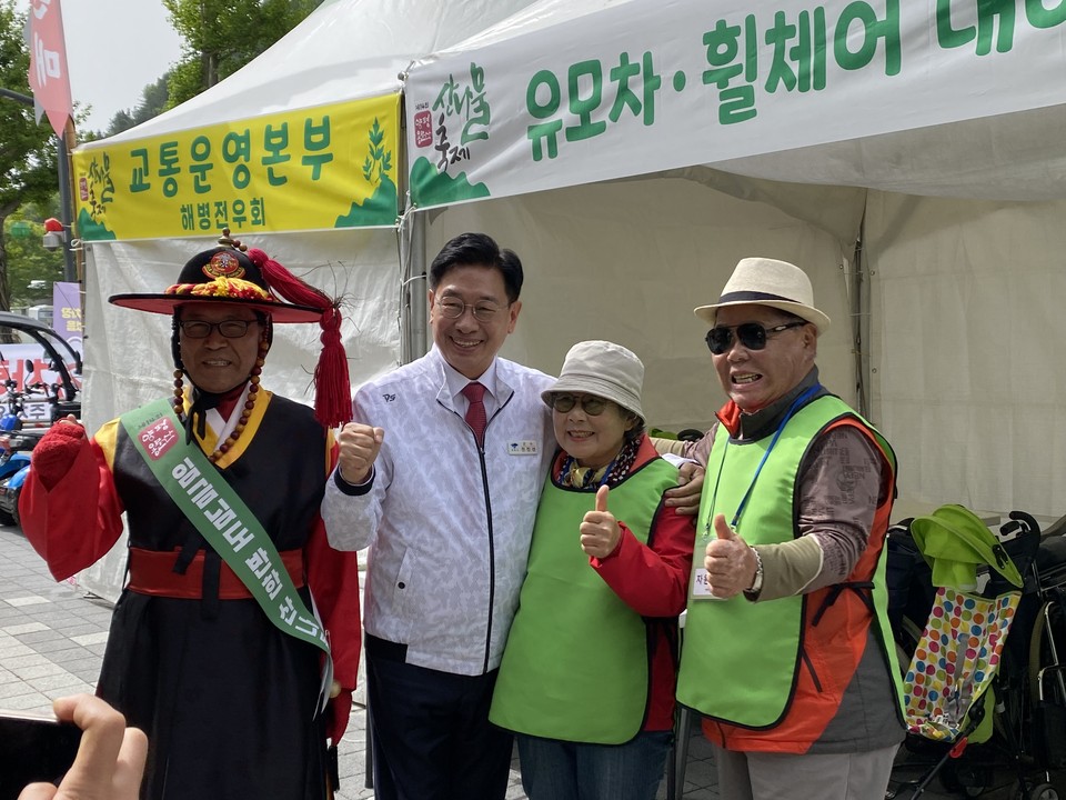 26일 오전 10시께 ‘제14회 용문산 산나물 축제’ 개회식에 앞서 전진선 양평군수가 각 부스를 돌며 상인들과 인사를 나누고 있다. 일찍 축제장을 찾은 관광객들도 행사장 곳곳을 둘러보고 있다. (사진=장은기 기자)