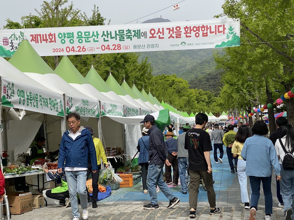 26일 오전 10시께 ‘제14회 용문산 산나물 축제’ 개회식에 앞서 전진선 양평군수가 각 부스를 돌며 상인들과 인사를 나누고 있다. 일찍 축제장을 찾은 관광객들도 행사장 곳곳을 둘러보고 있다. (사진=장은기 기자)