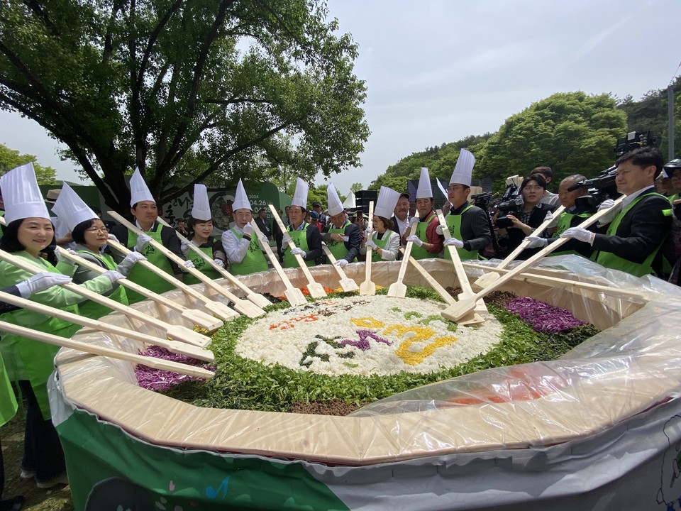 양평군의 대표축제 '제14회 양평 용문산 산나물 축제'가 26일 용문산 관광지(용문면 신점리 507-3)내에서 개막식을 갖고 본격 행사에 돌입했다. (사진=장은기 기자)