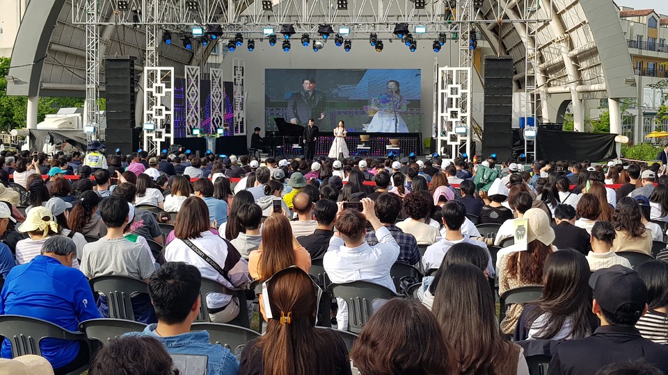 26일 오후 5시 이천도자예술마을(예스파크)에서 제38회 이천도자기축제가 개막식을 갖고 12일간의 일정에 돌입했다. (사진=송석원 기자)