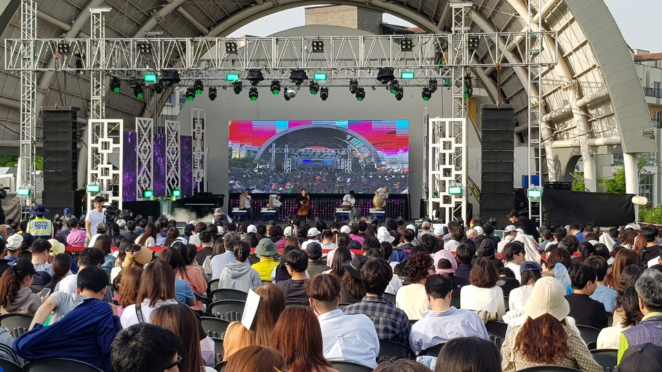 26일 오후 5시 이천도자예술마을(예스파크)에서 제38회 이천도자기축제가 개막식을 갖고 12일간의 일정에 돌입했다. (사진=송석원 기자)