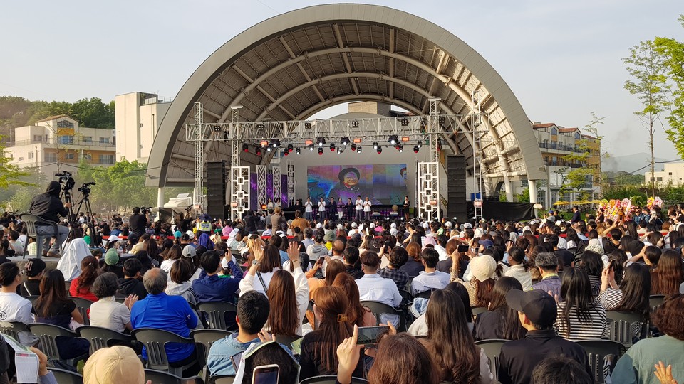 26일 오후 5시 이천도자예술마을(예스파크)에서 제38회 이천도자기축제가 개막식을 갖고 12일간의 일정에 돌입했다. (사진=송석원 기자)