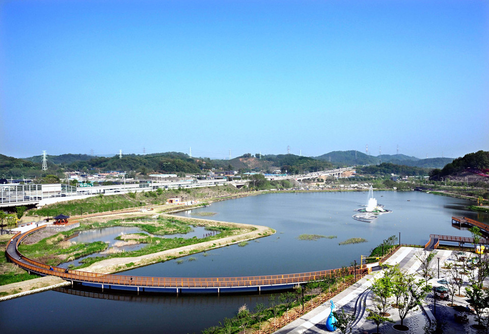 주말을 하루 앞둔 26일 오후 따뜻한 바람을 타고 시흥시 은계호수 음악분수가 춤을 춘다. 은계호수를 감싸고 있는 오난산 철쭉들도 분홍 속살을 한껏 드러내며 이 봄을 만끽하고 있다. (사진제공=시흥시청)