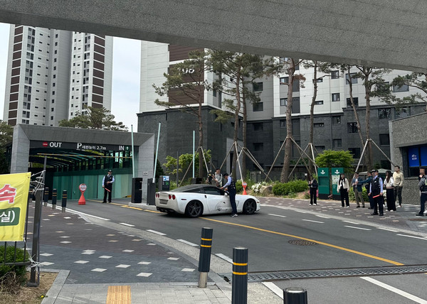 양주시의 한 아파트단지에서 입주민이 새벽에 차량으로 아파트 진입로 주차차단기 앞을 가로막은 뒤 5시간여 만에 차를 뺐다. (사진제공=주민)