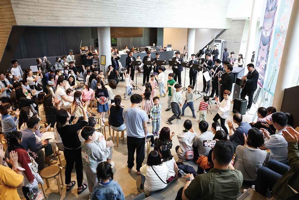 수원시립미술관은 2024년 어린이날을 맞아 행궁동에 위치한 수원시립미술관, 수원시립아트스페이스광교, 수원시립만석전시관에서 즐거운 하루를 보낼 수 있는 전시와 다양한 프로그램을 운영한다. 사진은 수원시립미술관 공연 모습. (사진제공=수원시립미술관)