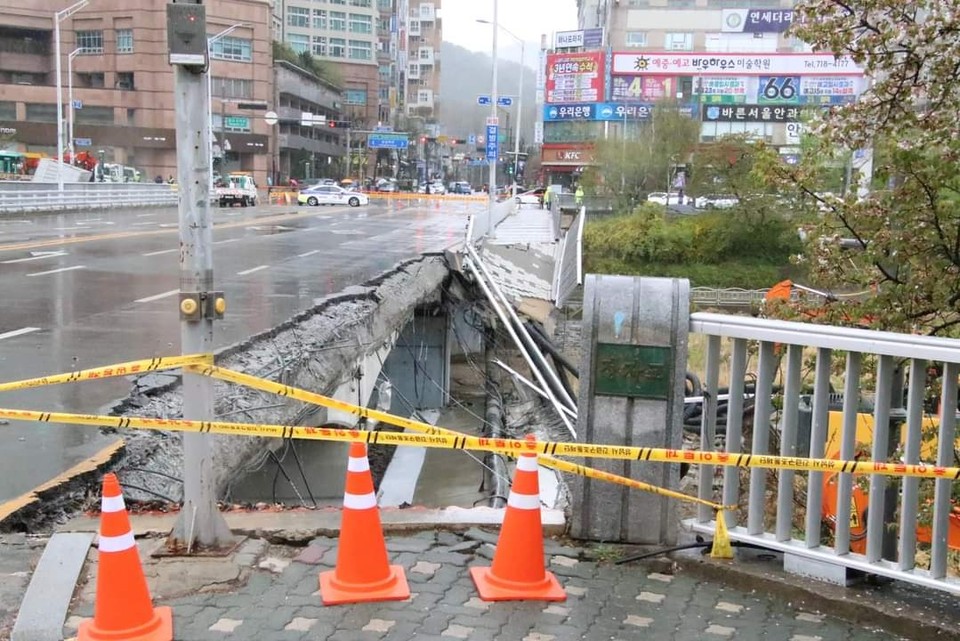 5일 오전 9시45분께 성남시 분당구 정자동 100-3 인근의 느티마을사거리 옆 정자교 보행로 약 50미터가 붕괴되는 사고로 시민 1명이 숨지고 또 다른 시민 1명이 허리와 다리를 다쳐 인근 병원에서 치료를 받고 있다. 사진은 사고 현장. (사진=장은기 기자)