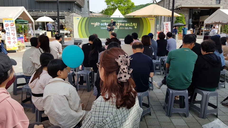 근로자의 날인 1일 오후 3시께 제38회 이천도자기축제가 열리고 있는 이천도자기예술마을에 많은 관람객들이 방문했다. 사진은  (사진=송석원 기자)