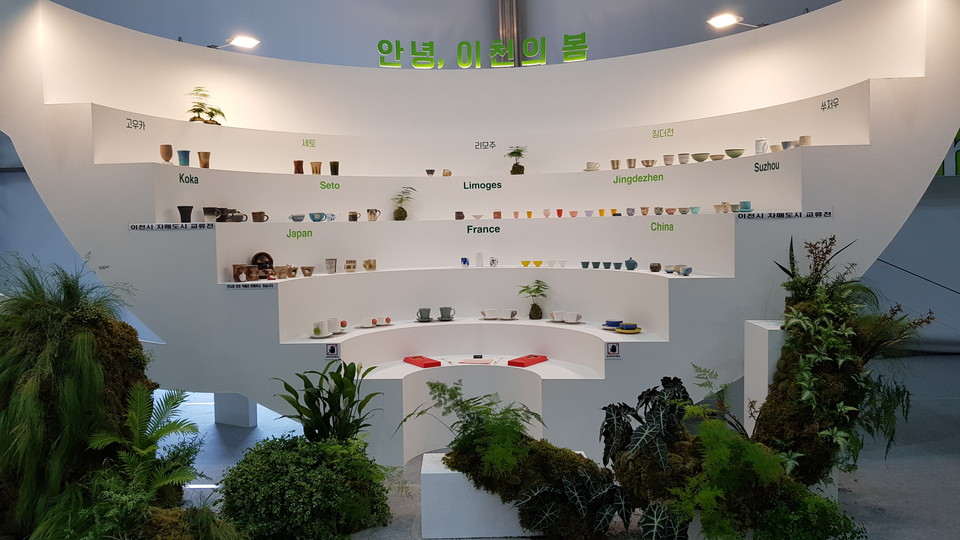근로자의 날인 1일 오후 3시께 제38회 이천도자기축제가 열리고 있는 이천도자기예술마을에 많은 관람객들이 방문했다. 사진은  (사진=송석원 기자)
