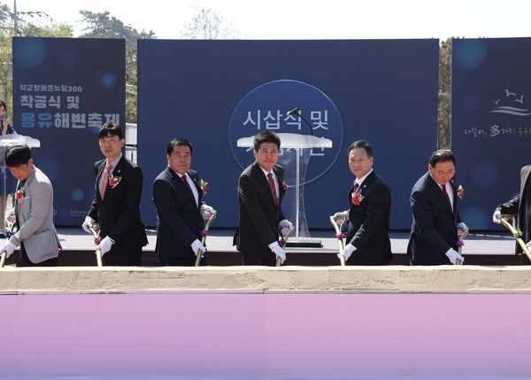 인천 중구 용유도 덕교항의 현대화를 꾀해 지역 어촌경제에 새로운 활력을 불어넣는 ‘덕교항 어촌뉴딜300’ 사업이 첫 삽을 떴다. (사진제공=중구청)