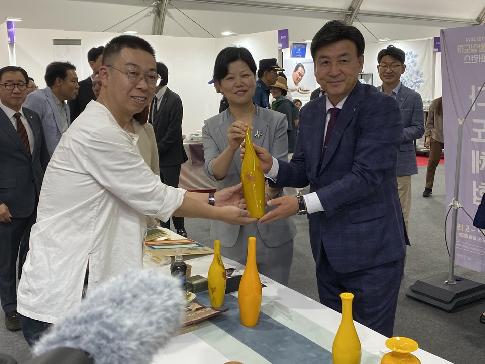 4일 오후 2시50분께 방세환 광주시장이 제27회 '2024 광주왕실도자컨퍼런스' 개막식에 앞서 광주시 국제 자매도시인 중국 쯔보시에서 출품한 작품을 둘러보며 직원들을 격려하고 있다. (사진=장은기 기자)