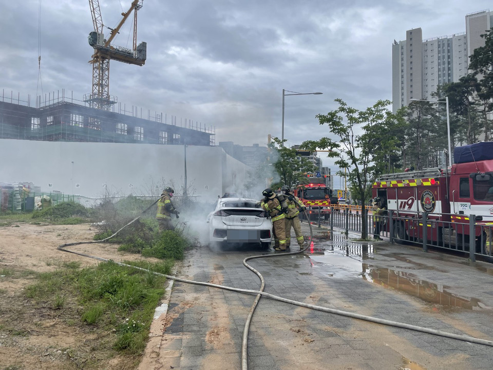 7일 오전 9시44분께 김포시 풍무동의 한 아파트 지하주차장에 주차된 전기차에서 불이 나 신고를 받고 출동한 소방당국에 의해 약 1시간22분 만인 낮 12시6분께 모두 진화됐다. 사진은 화재 현장. (사진제공=경기도북부소방재난본부)