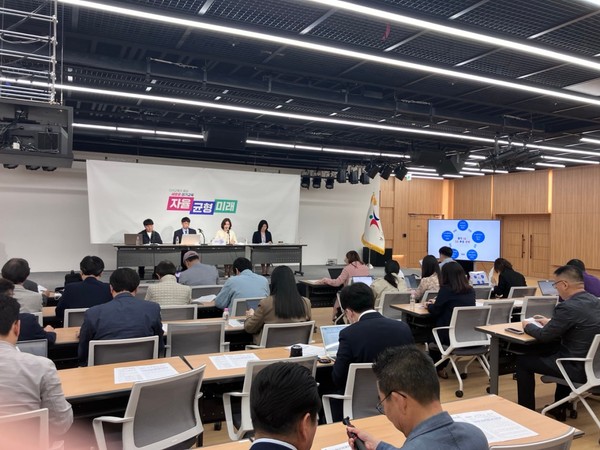 경기도교육청이 국제 바칼로레아(IB) 학교 확대, 실천정신 확산, 전문가 양성, 성공사례 발굴, 운영교 지원 강화의 ‘IB 5대 추진전략’을 실천해 미래형 학습체제 전환과 공교육의 새로운 활력을 부여한다. (사진제공=경기도교육청)