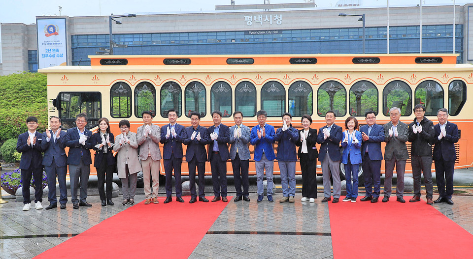 평택시가 7일 오전 평택시장을 비롯한 평택시의회 의장과 시의원 등 40여명이 참석한 가운데, 평택시청 앞 분수광장에서 시티투어용 트롤리 버스를 처음 선보이는 축하 행사를 가졌다. (사진제공=평택시청)