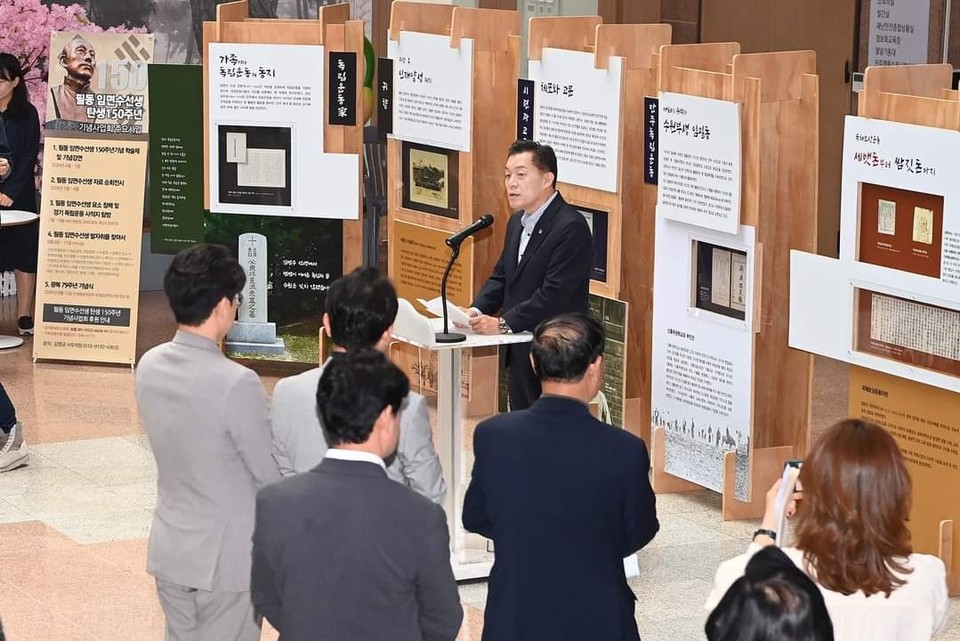 이재준 수원시장이 7일부터 수원시청 본관 로비에서 시작된 수원출신 독립운동가 필동 임면수 선생의 삶을 조명하는 찾아가는 전시회 ‘필동 임면수, 시대의 부름에 답하다’ 소식을 SNS를 통해 알렸다. (사진=이재준 수원시장 페이스북)