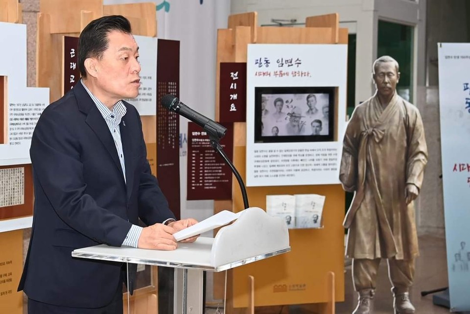 이재준 수원시장이 7일부터 수원시청 본관 로비에서 시작된 수원출신 독립운동가 필동 임면수 선생의 삶을 조명하는 찾아가는 전시회 ‘필동 임면수, 시대의 부름에 답하다’ 소식을 SNS를 통해 알렸다. (사진=이재준 수원시장 페이스북)