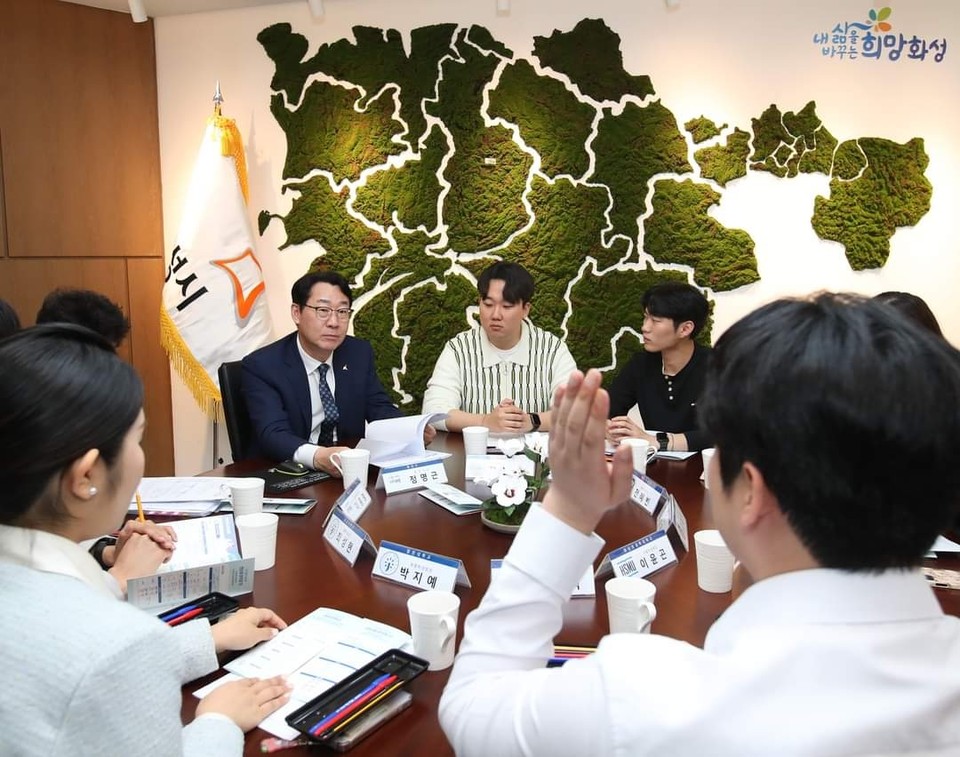 정명근 화성시장이 관내 4개 대학, 8명의 총학생회 회장단과 간담회를 갖은 자리에서 "화성에서 배우고 살아가는 청년 친화도시를 만들겠다"고 밝혔다. (사진=정명근 화성시장 페이스북)