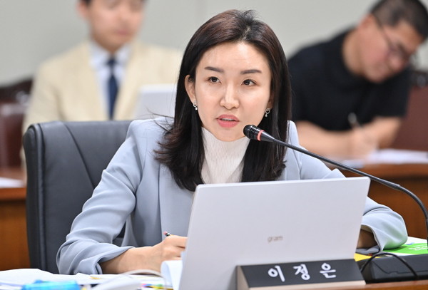 파주시의회는 8일 더불어민주당 이정은 의원(탄현면·교하동·운정2동)이 발의한 ‘사회복지협의회 지원 조례안’을 제246회 임시회 자치행정위원회에 상정했다.