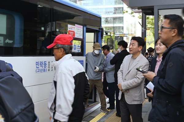 김동근 시장이 8일 1205번 광역버스 탑승을 위해 정음마을 고산2단지 정류소에서 대기하며 정류소 현황을 살피고 있다. (사진제공=의정부시청)