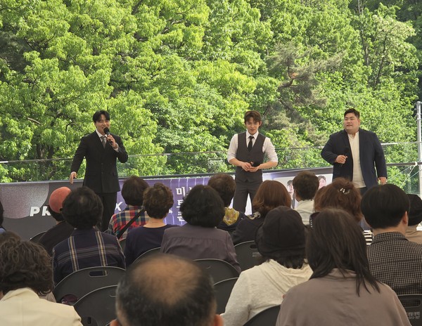 평택지역 핫프레이스로 떠오른 프리퍼(PREFER)카페가 어버이날을 맞아 지역 어르신을 위한 孝 콘서트를 개최해 훈훈함을 주었다. (사진제공=프리퍼 카페)