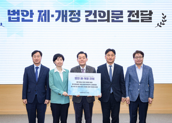 이재준 수원시장이 수원지역 국회의원 당선인들에게 ‘특례시 지원 특별법 제정’ 등 3개 법안 제·개정 건의문을 전달하고, 협력을 요청했다. (사진제공=수원시청)