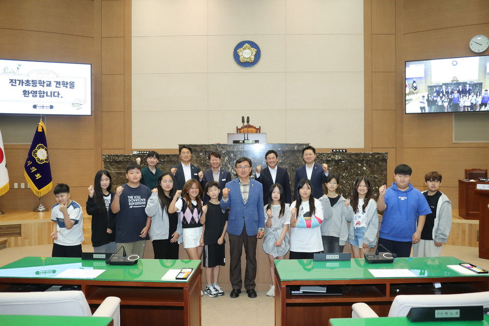 이천시의회는 9일 의회를 방문한 진가초등학교 6학년 학생들을 대상으로 의회 견학 프로그램을 진행했다. (사진제공=이천시의회)