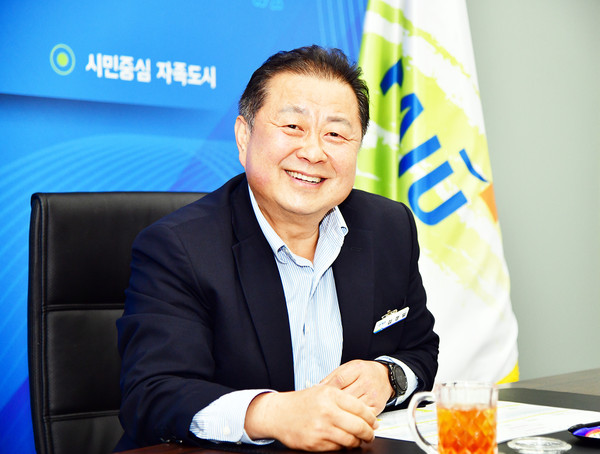김경일 파주시장은 한국매니페스토실천본부가 조사해 발표한 ‘2024 ’민선8기‘ 2년 차 전국 기초단체장 공약이행 및 정보공개 평가’에서 최우수 등급인 ‘SA등급’을 받았다. (사진제공=파주시청)
