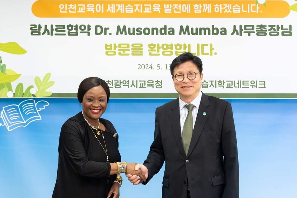 도성훈 인천광역시교육감이 13일 교육감실에서 람사르협약 무손다 뭄바 사무총장, 권상철 한국습지학교네트워크 대표, 서승오 동아시아람사르지역센터장과 습지 교육에 관한 간담회를 가졌다. (사진제공=인천시교육청)