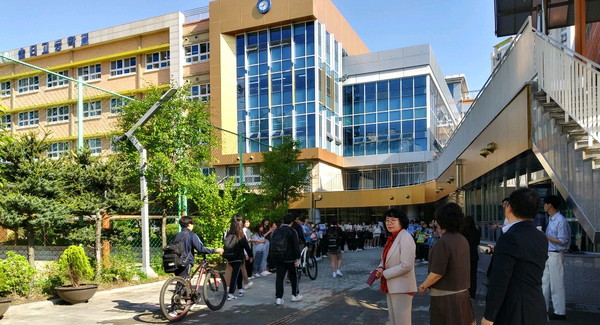 화재피해 복구를 마치고 올해 첫 학교로 등교하는 학생들의 심리안전을 위해 김포교육지원청이 ‘찾아가는 등굣길 스쿨콘서트’를 열고 있다. (사진제공=김포교육지원청)
