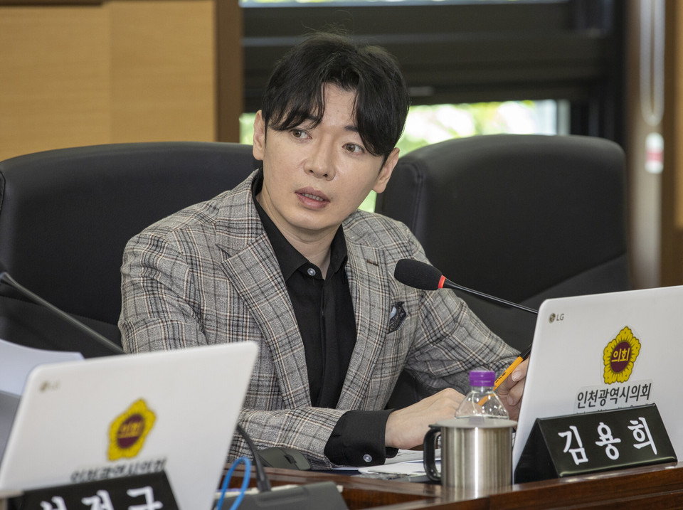 김용희 인천시의원(국·연수2)이 대표 발의한 ‘인천광역시 다중이용시설 실내공기질 관리에 관한 조례’ 일부개정조례안이 13일 해당 상임위에서 심의·의결됐다. (사진제공=인천시의회)