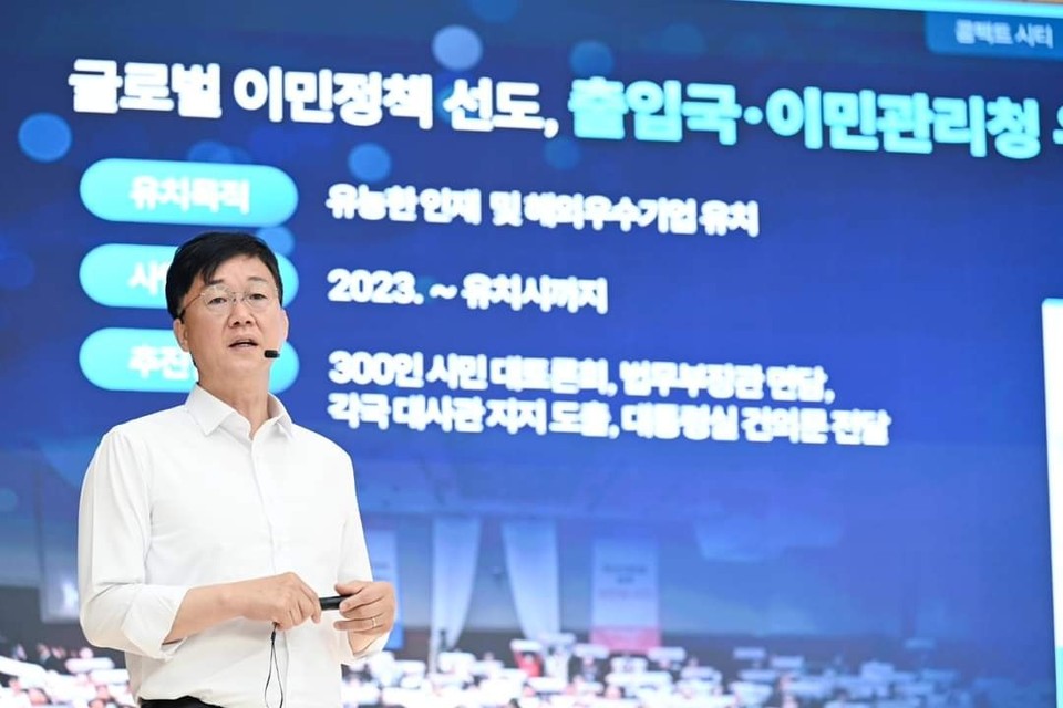 이민근 안산시장은 13일 오전 안산시청 대회의실에서 ‘2035 뉴시티 안산 프로젝트’ 대규모 추진사업 기자회견을 열고 미래 10년 비전을 선포하고 있다. (사진=이민근 안산시장 페이스북)