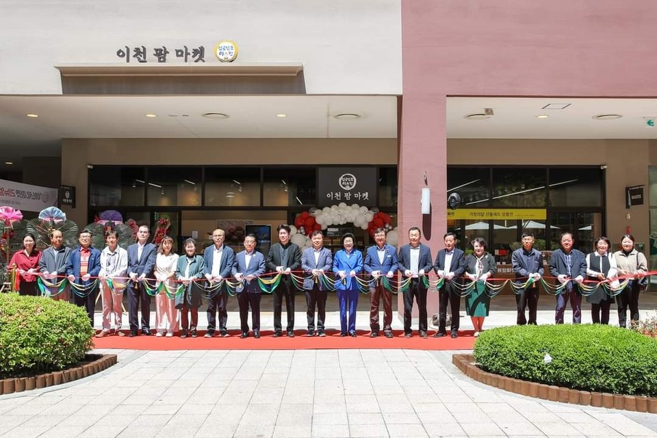 이천 롯데프리미엄아울렛에 입점해 있는 이천향토특산물관이 내·외부를 새단장하고 카페형 로컬푸드 매장으로 새롭게 출발했다. (사진=김경희 이천시장 페이스북)