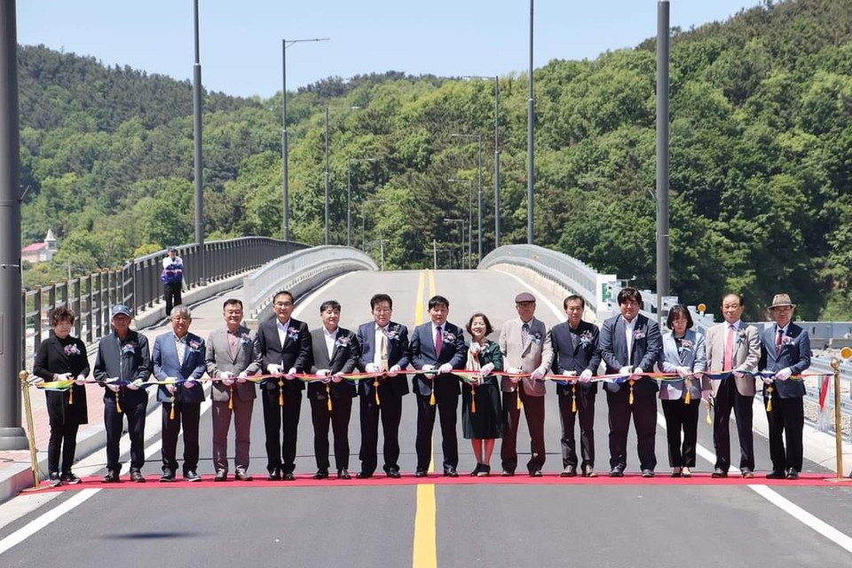 인천 옹진군 시·모도 연도교 준공식에 참석한 문경복 옹진군수가 “이번 연도교 준공으로 90, 91호 황금어장의 옛 명성을 되찾는 계기가 될 것”이라고 강조했다. (사진=문경복 옹진군수 페이스북)