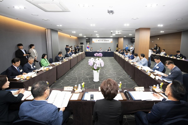 ‘지방의회법’제정 촉구 건의문(안) 채택의 건 등의 안건을 심의 중인 협의회. (사진제공=김포시의회)