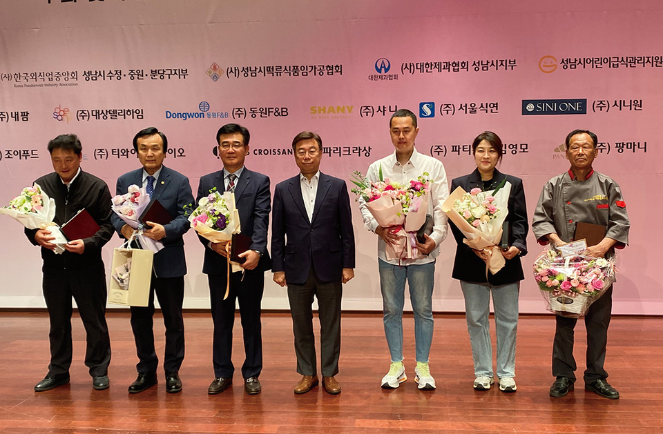 신상진 성남시장이 지난 14일 성남시청 일원에서 개최된 ‘2024 성남시 식품안전의날 기념행사’에 참석해 행사장을 둘러보며 관계자들을 격려했다. (사진=장은기 기자)