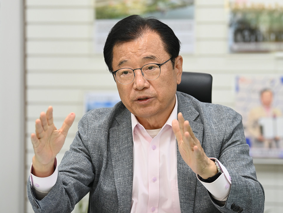 하남시가 최근 한국매니페스토실천본부에서 발표한 ‘2024 민선8기 2년차 전국 기초단체장 공약이행 및 정보공개 평가’에서 우수(A)등급을 받았다고 16일 밝혔다. 사진은 이현재 하남시장. (사진제공=하남시청)